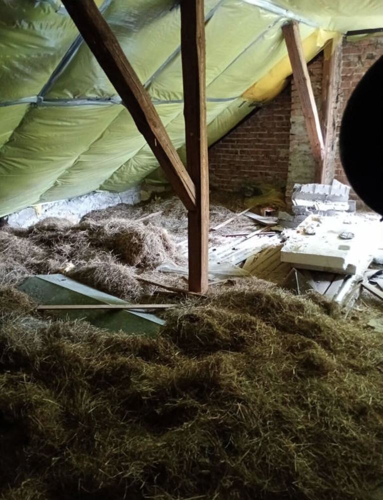 Sprzątanie poddasza Częstochowa: strych pełen siana przed pracą
